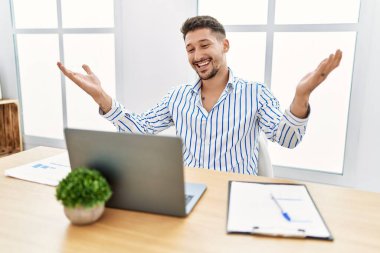 Ofiste çalışan sakallı yakışıklı bir genç çılgın kutlama yapan bir bilgisayar bilgisayarı kullanıyor ve kollarını kaldırıp heyecanla haykırarak başarıya hayret ediyor. Kazanan konsept 