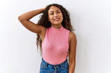 Tecrit edilmiş arka planda duran güzel İspanyol kadın soru sorup kafasını karıştırıyor. Şüpheyle kararsız, kafa kafaya düşünerek. Düşünceli kavram. 