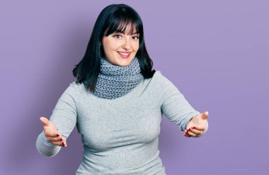 Genç İspanyol asıllı, uzun boylu, eşarp takan, neşeli gülümseyen, yardım eli uzatan ve kabullenen bir kadın.. 