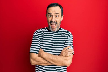 Orta yaşlı İspanyol bir adam gündelik kıyafetler giyip çılgınlığı kutluyor ve başarıya hayret ediyor gözleri açık heyecanla bağırıyor.. 