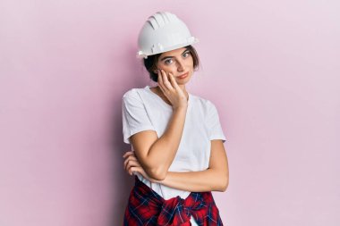 Kafkaslı genç bir kadın kollarını kavuşturup depresyondan sıkılmış ve yorgun görünüyor.. 