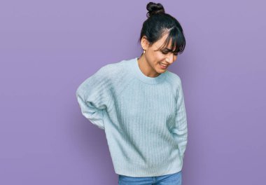 Sırt ağrısı çeken, sırt ağrısı çeken, eli değen, kas ağrısı çeken İspanyol bir kadın. 