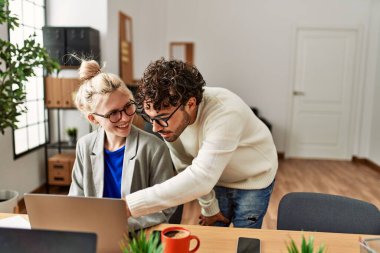 Ofiste çalışırken gülümseyen iki İspanyol iş adamı..