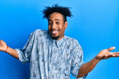 Sakallı, cahil, kafası karışmış, elleri ve kolları havada Afro-Amerikalı genç bir adam. şüphe kavramı. 