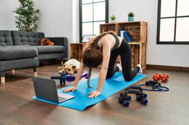 Evde esneme dersleri alan genç İspanyol kadın.