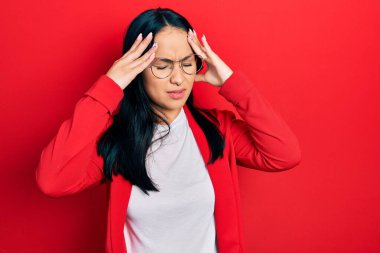 Burnu piercingli güzel bir İspanyol kadın. Sıradan bir görünüm takıyor ve başı ağrıyan bir gözlük takıyor. Stres yüzünden. migren ağrısı. 