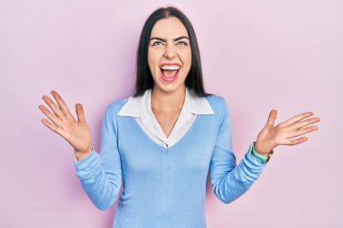 Pembe arka planda duran mavi gözlü güzel bir kadın başarının çılgınlığını kollarını kaldırarak ve gözlerini kapatarak sevinçle bağırarak kutluyor. Kazanan konsept 