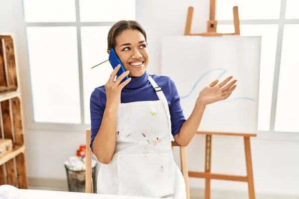 年轻的拉丁女人在艺术工作室用智能手机画画 — 图库照片