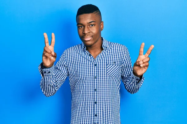 Fiatal Afro Amerikai Férfi Alkalmi Ruhát Visel Mosolyog Kamerába Néz — Stock Fotó