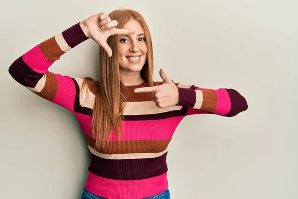 Ung Irsk Kvinde Iført Afslappet Tøj Smilende Gør Ramme Med - Stock-foto
