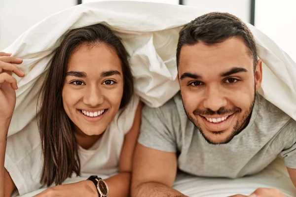 Unga Latinska Par Ler Glad Beläggning Med Lakan Liggande Sängen — Stockfoto