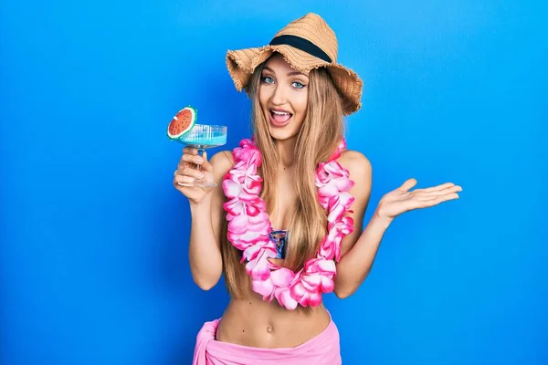 Junge Blonde Mädchen Bikini Und Hawaiianischem Lei Trinken Cocktail Feiert — Stockfoto