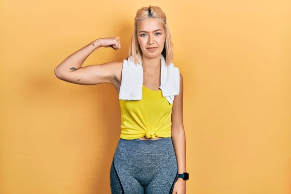 Vacker Blond Sport Kvinna Bär Träningskläder Stark Person Visar Arm — Stockfoto