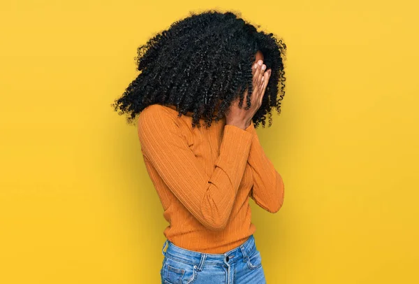 Fiatal Afro Amerikai Lány Alkalmi Ruhát Visel Szomorú Arckifejezéssel Miközben — Stock Fotó