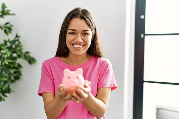 Jong Latijn Vrouw Glimlachen Zelfverzekerd Houden Varkentje Bank Thuis — Stockfoto