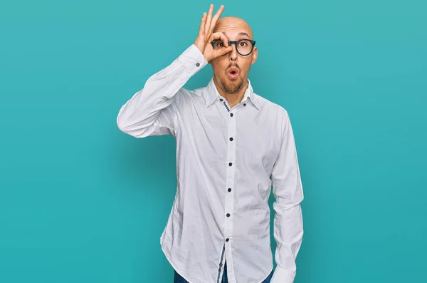 Uomo Calvo Con Barba Che Indossa Camicia Lavoro Occhiali Facendo — Foto Stock