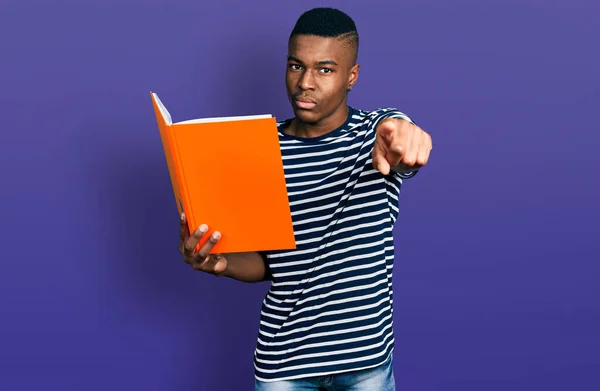 Genç Afro Amerikalı Bir Adam Elinde Bir Kitapla Kamerayı Işaret — Stok fotoğraf