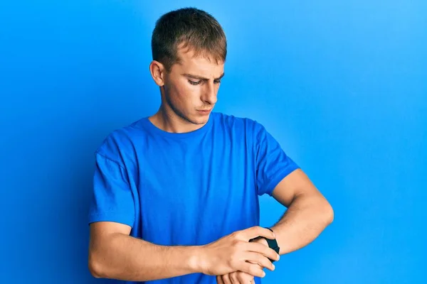 Νεαρός Καυκάσιος Άνδρας Φορώντας Casual Μπλε Shirt Ελέγχοντας Την Ώρα — Φωτογραφία Αρχείου