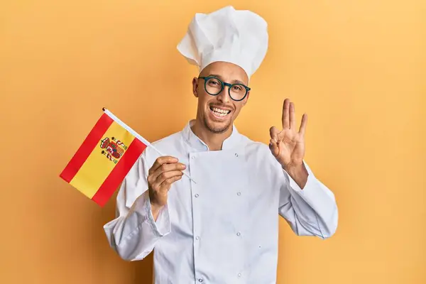 Uomo Calvo Con Barba Indossa Grembiule Cuoco Professionale Con Bandiera — Foto Stock