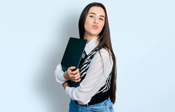 Junge Brünette Teenager Umarmen Laptop Mit Liebe Blick Die Kamera — Stockfoto