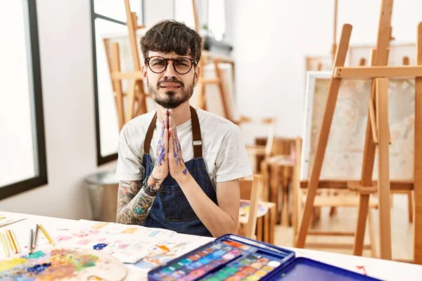 Homme Hispanique Avec Barbe Studio Art Mendier Prier Avec Les — Photo