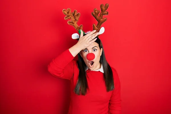 Jonge Spaanse Vrouw Draagt Herten Kerstmuts Rode Neus Verrast Met — Stockfoto