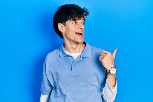 Guapo Hipster Joven Con Aspecto Vintage Apuntando Pulgar Hacia Lado —  Fotos de Stock