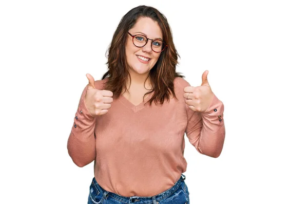 Mladá Žena Velikost Nosí Ležérní Oblečení Brýle Znamení Úspěchu Dělá — Stock fotografie