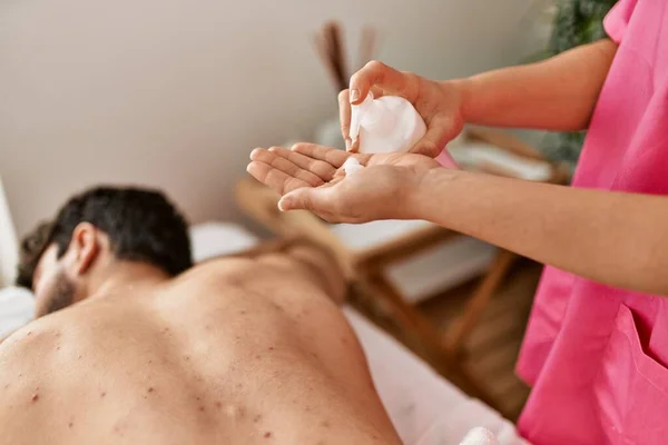 Uomo Rilassato Reciving Massaggio Alla Schiena Centro Bellezza — Foto Stock