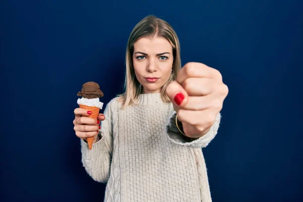 Güzel Beyaz Bir Kadın Dondurma Yiyor Öfkeyle Bağırıyor Öfkeyle Bağırıyor — Stok fotoğraf