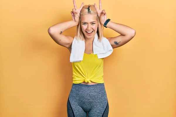 Vacker Blond Sport Kvinna Bär Träning Outfit Poserar Rolig Och — Stockfoto