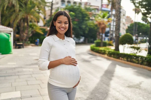 Jong Latin Vrouw Zwanger Glimlachen Zelfverzekerd Aanraken Buik Straat — Stockfoto