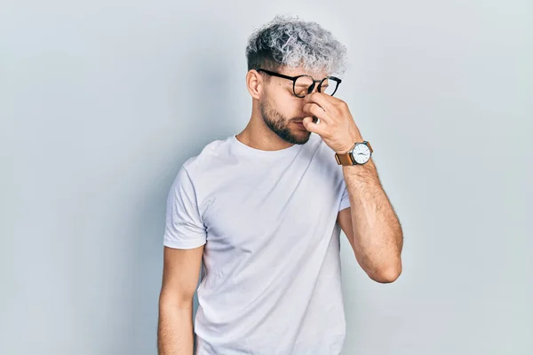 Modern Boyalı Saçlı Beyaz Tişörtlü Gözlüklü Burnu Gözleri Ovuşturmaktan Yorgun — Stok fotoğraf
