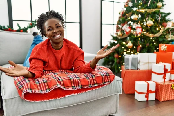 Jovem Afro Americana Deitada Sofá Junto Árvore Natal Olhando Para — Fotografia de Stock