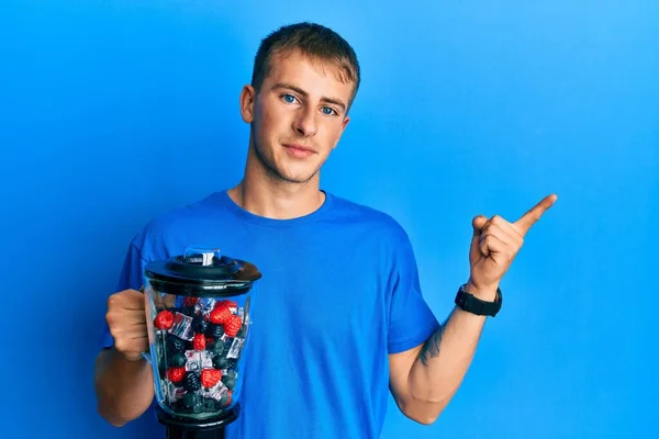 Genç Beyaz Adam Meyve Püresi Yapıyor Elinde Elektrikli Mikser Var — Stok fotoğraf