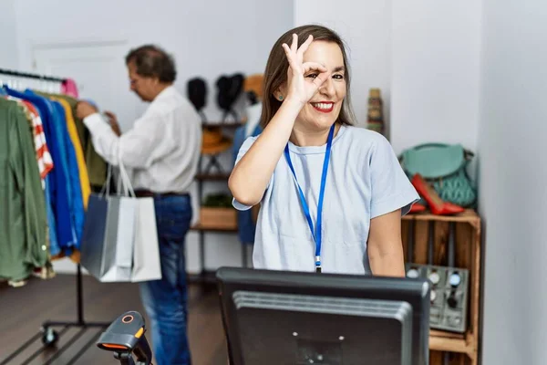 Middelbare Leeftijd Spaanse Vrouw Werkt Als Manager Bij Retail Boetiek — Stockfoto