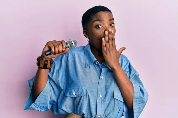 Jonge Afro Amerikaanse Vrouw Die Liedjes Zingt Met Microfoon Die — Stockfoto