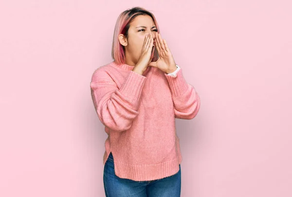 Hispanic Woman Pink Hair Wearing Casual Winter Sweater Shouting Angry — Stock Photo, Image