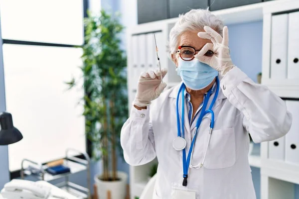 Donna Anziana Con Capelli Grigi Indossa Uniforme Medico Maschera Medica — Foto Stock