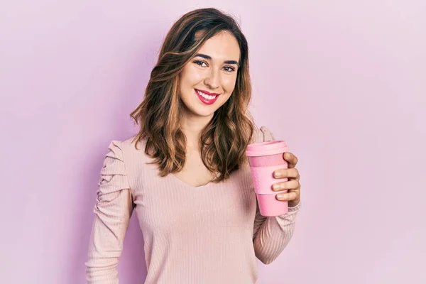 Ung Latinamerikansk Flicka Håller Kaffe Ser Positiv Och Glad Stående — Stockfoto
