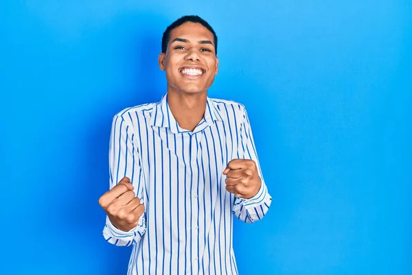 Mladý Afroameričan Neformálním Oblečení Velmi Šťastný Vzrušený Dělá Vítězný Gesto — Stock fotografie