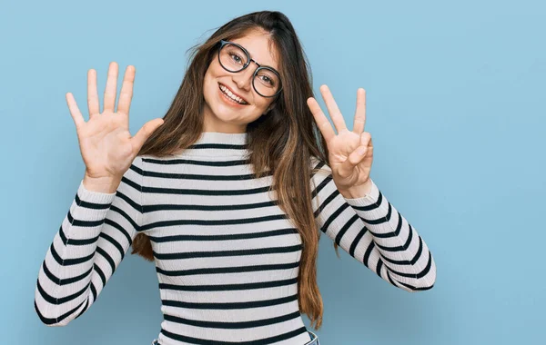 Jovem Bela Menina Adolescente Vestindo Roupas Casuais Óculos Mostrando Apontando — Fotografia de Stock