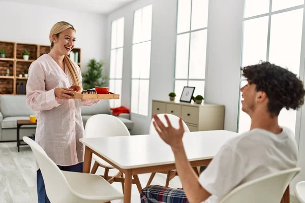 Kvinna Överraskar Sin Pojkvän Med Frukost Hemma — Stockfoto