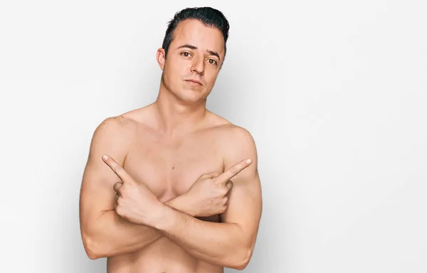 Przystojny Młody Człowiek Strojach Kąpielowych Bez Koszuli Wskazujący Obie Strony — Zdjęcie stockowe