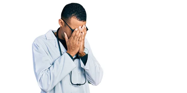 年轻的非洲裔美国人 身穿医生制服 头戴听诊器 哭哭啼啼时满脸愁容 抑郁症的概念 — 图库照片