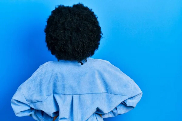 Genç Afro Amerikalı Kadın Gündelik Giysiler Giyip Arkasını Dönüp Kollarını — Stok fotoğraf