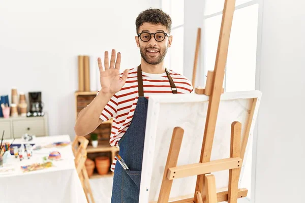 Hombre Joven Árabe Estudio Arte Renunciando Decir Hola Feliz Sonriente — Foto de Stock