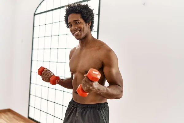 Junger Afrikanisch Amerikanischer Mann Trainiert Mit Kurzhanteln Fitnessstudio — Stockfoto