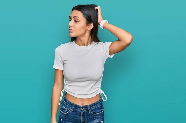 Junge Hispanische Mädchen Lässigem Weißem Shirt Verwirren Und Fragen Sich — Stockfoto