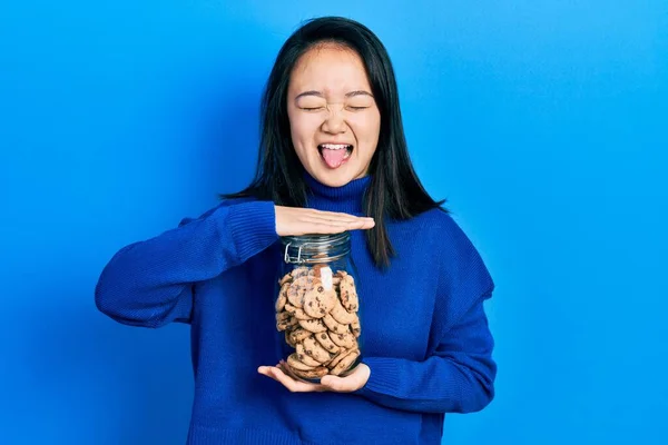 Jong Chinees Meisje Holding Pot Van Chocolade Chips Koekjes Steken — Stockfoto